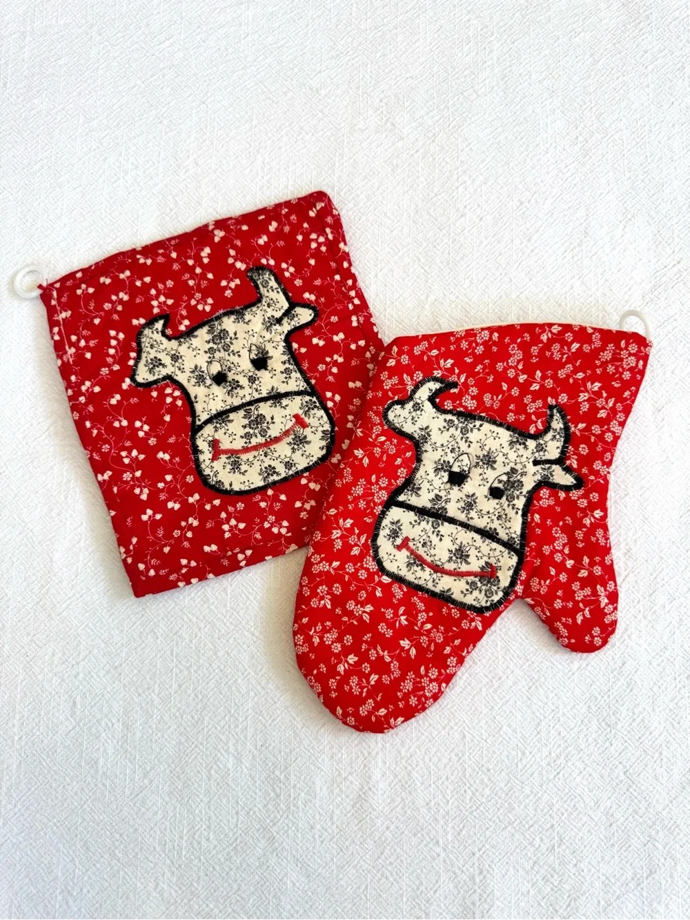 Handmade 2 Piece Vintage-Style Potholder and Oven Mitt. Great Condition!